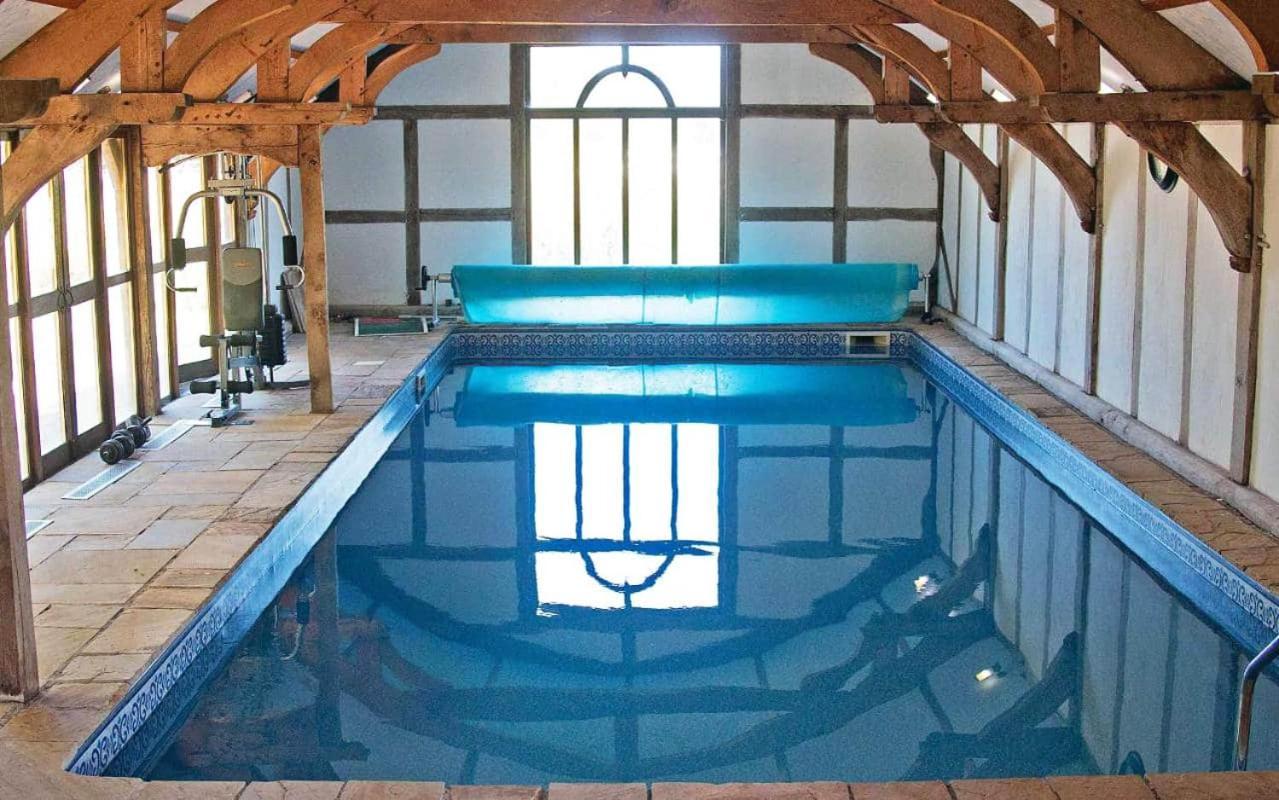 The Old Mill Barn With Hot Tub And Private Use Of Heated Pool Villa Wirral Luaran gambar