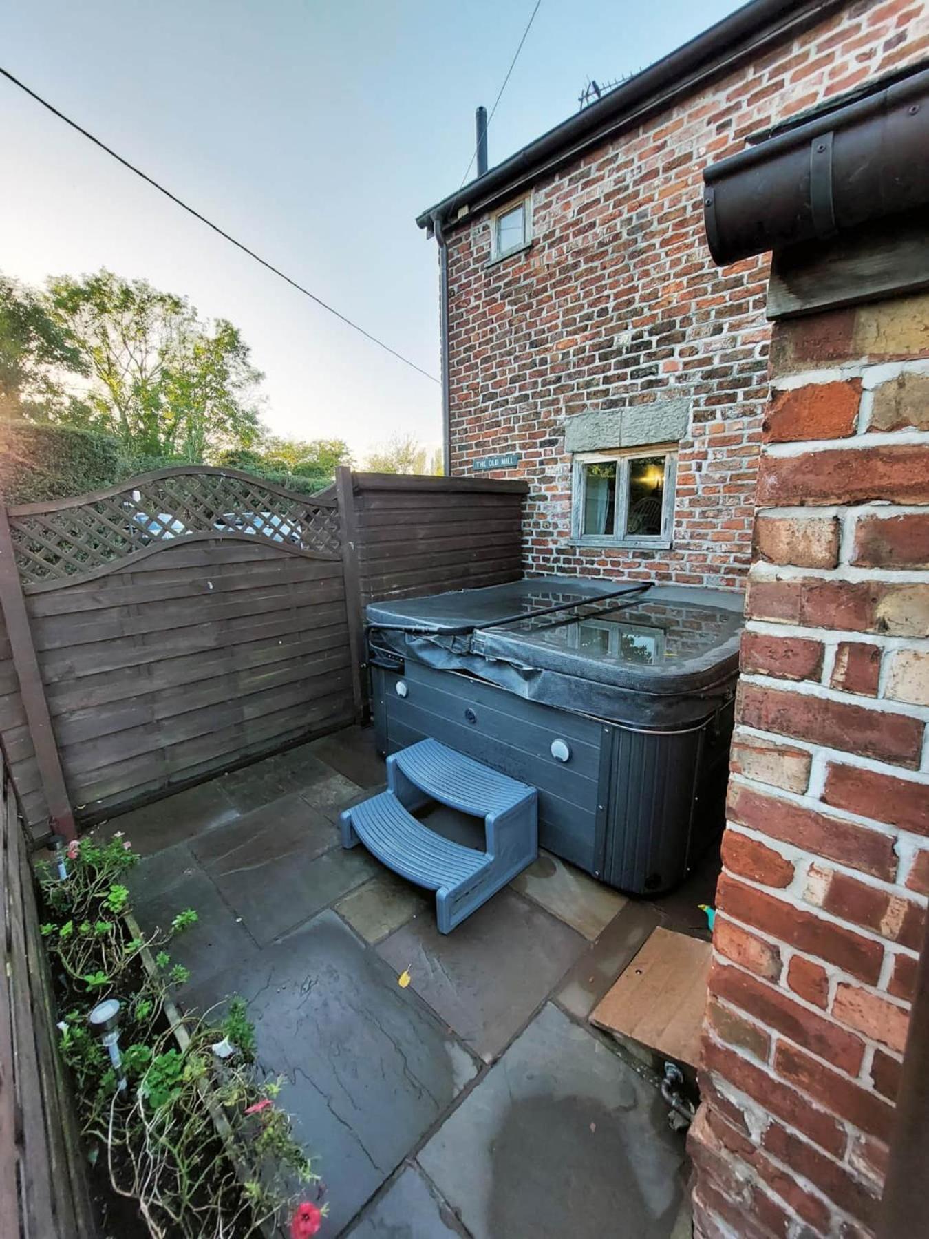 The Old Mill Barn With Hot Tub And Private Use Of Heated Pool Villa Wirral Luaran gambar
