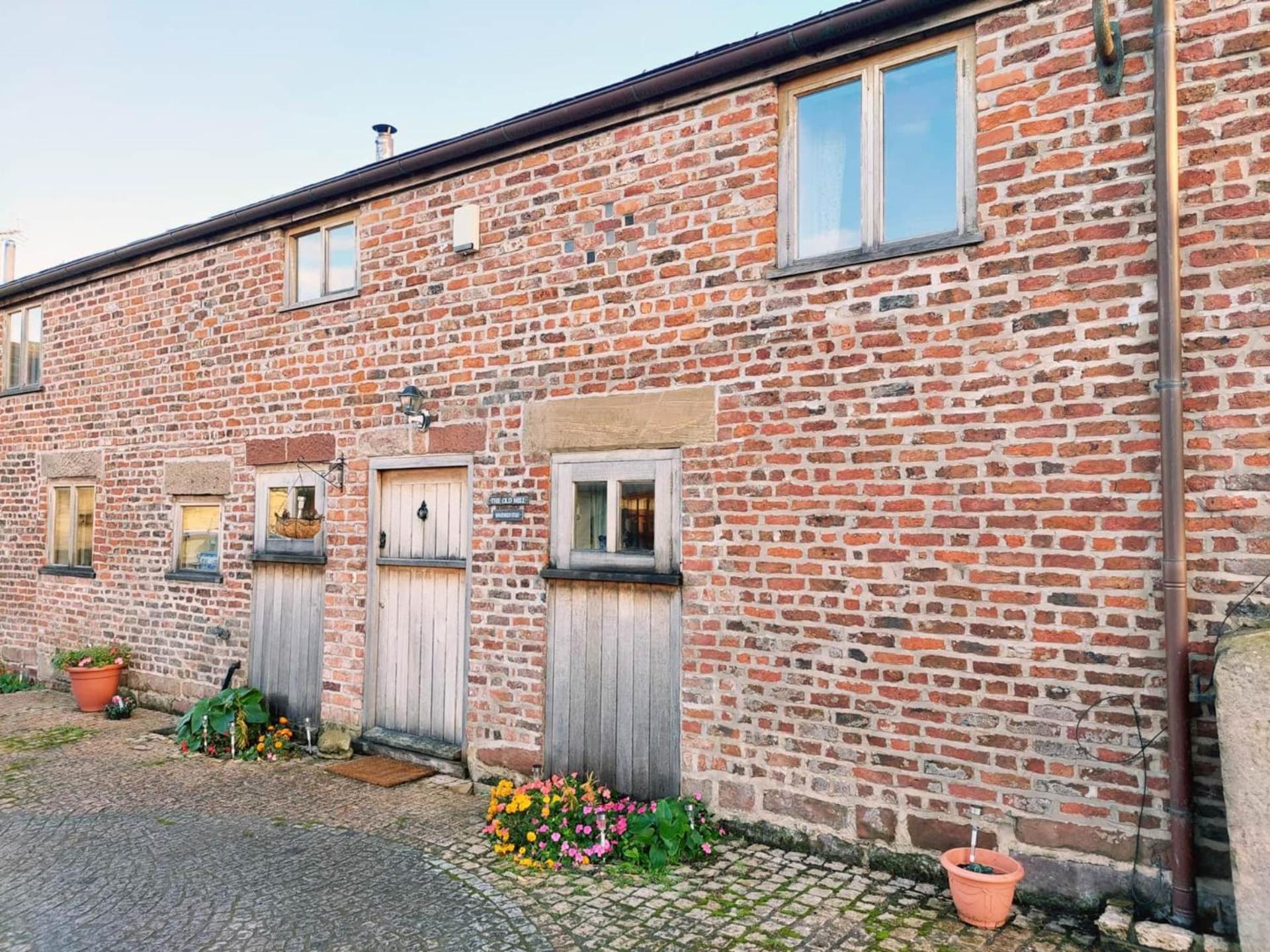 The Old Mill Barn With Hot Tub And Private Use Of Heated Pool Villa Wirral Luaran gambar